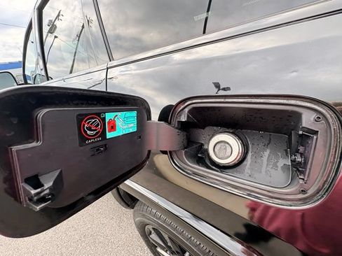 Used 2018 Jeep Grand Cherokee Altitude AWD/4WD image 17