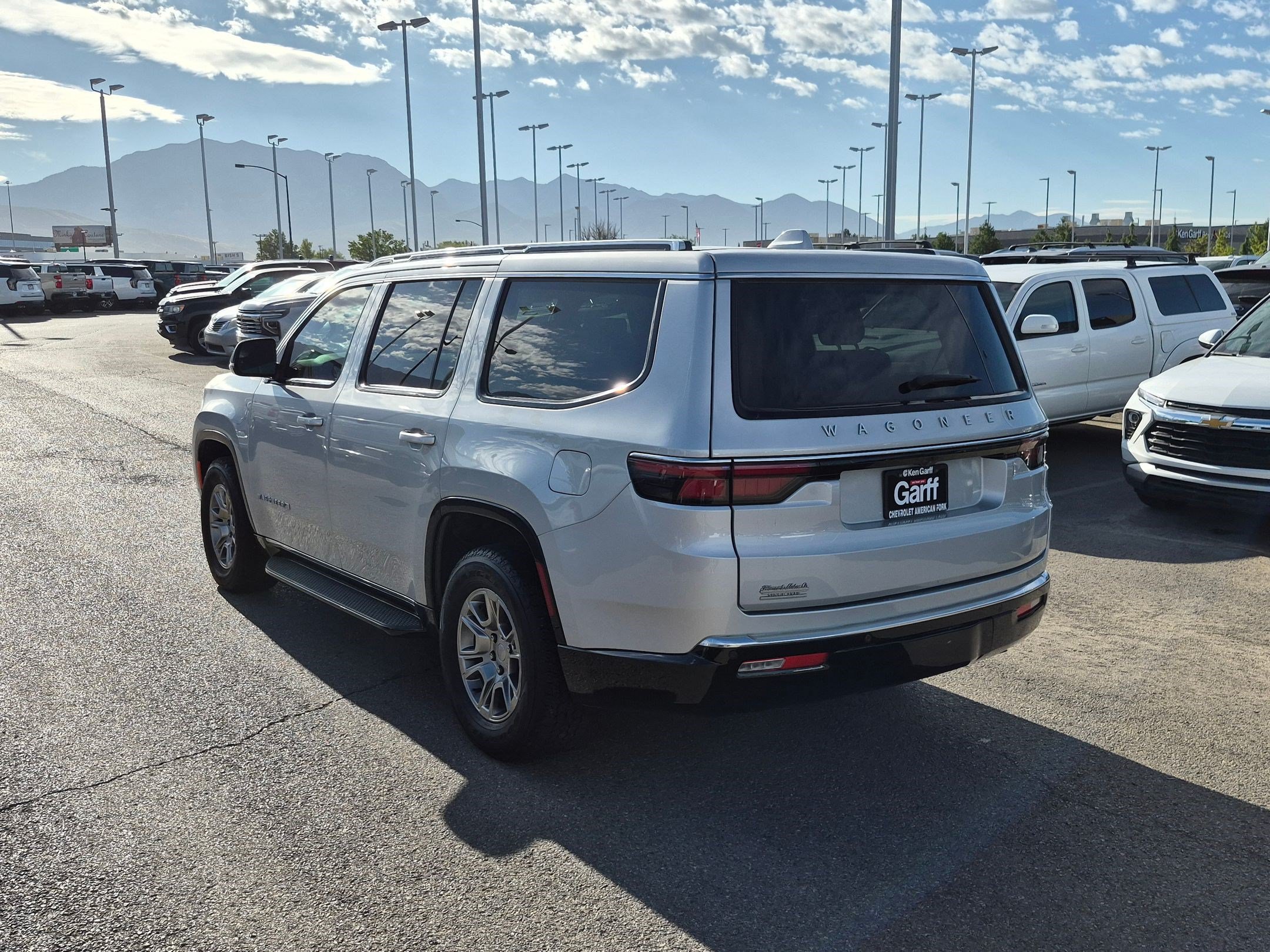Used 2023 Jeep Wagoneer 4WD image 5