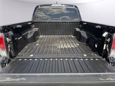 Used 2023 Toyota Tacoma TRD Off-Road w/ Advanced Technology Package AWD/4WD image 33