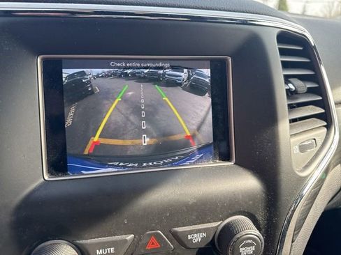 Used 2019 Jeep Grand Cherokee Laredo image 15