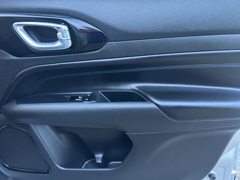 Used 2025 Jeep Compass Latitude w/ Altitude Special Edition image 18