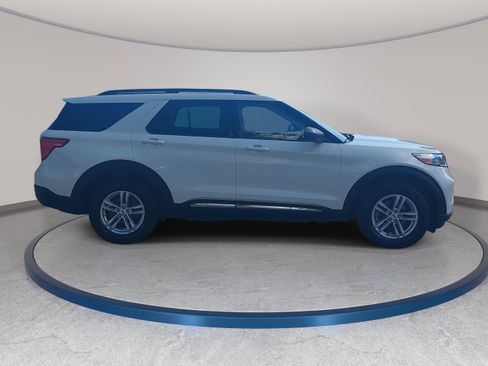 Used 2022 Ford Explorer XLT w/ Equipment Group 202A AWD/4WD image 4