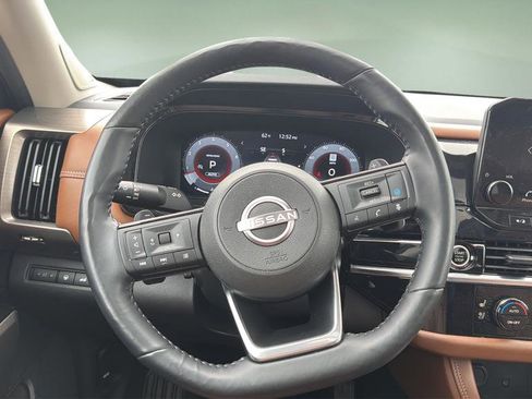 Used 2024 Nissan Pathfinder Platinum AWD/4WD image 9