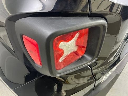 Used 2019 Jeep Renegade Latitude w/ Cold Weather Group image 43