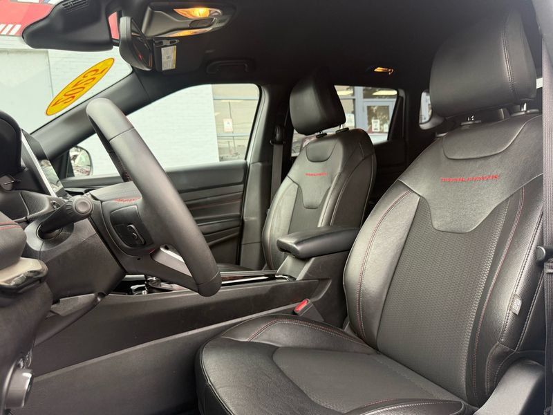 Used 2025 Jeep Compass Trailhawk AWD/4WD image 23