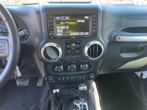 Used 2016 Jeep Wrangler Unlimited Sahara w/ Connectivity Group AWD/4WD image 18
