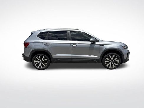 Used 2022 Volkswagen Taos SE FWD image 4