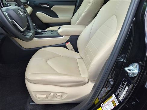 Used 2024 Toyota Highlander XLE FWD image 15