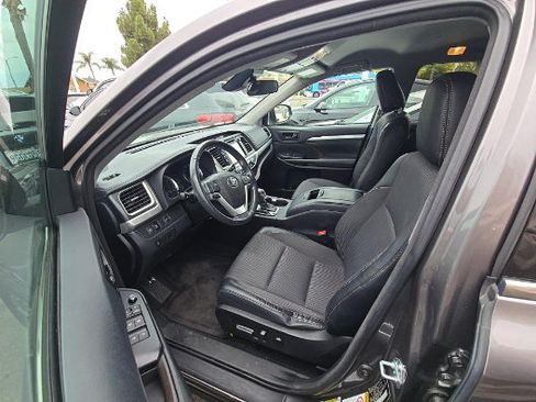 Used 2017 Toyota Highlander Plus FWD image 4