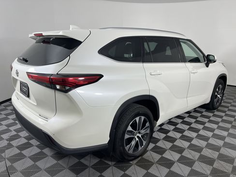 Used 2020 Toyota Highlander XLE AWD/4WD image 13