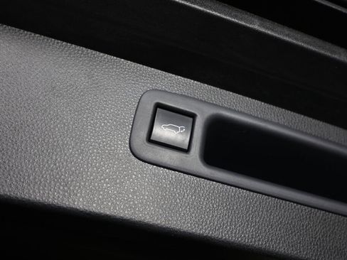 Used 2021 Toyota Highlander XLE AWD/4WD image 19