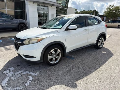 Used 2017 Honda HR-V LX image 1