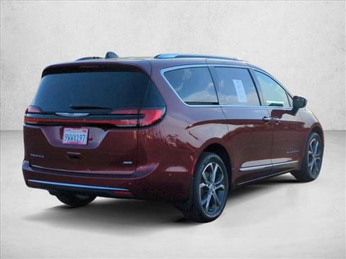 Used 2023 Chrysler Pacifica Pinnacle image 5