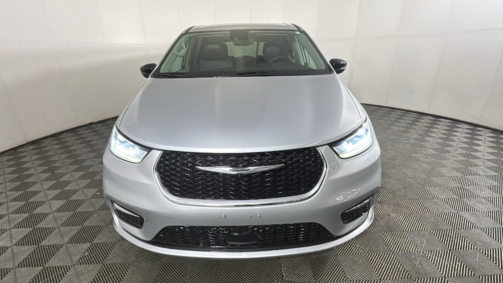 Used 2024 Chrysler Pacifica Limited FWD image 8