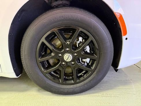 Used 2023 Chrysler Pacifica Touring-L image 32