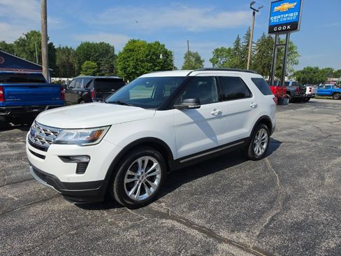 Used 2018 Ford Explorer XLT w/ Equipment Group 202A FWD image 2