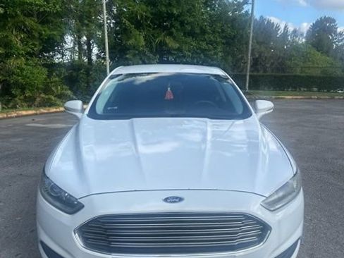 Used 2016 Ford Fusion SE image 2
