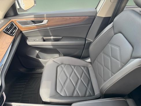 Used 2024 Volkswagen Atlas SE FWD image 25