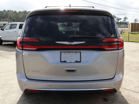 Used 2021 Chrysler Pacifica Touring-L image 4