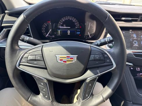 Used 2018 Cadillac XT5 Luxury w/ Driver Awareness Package FWD image 9