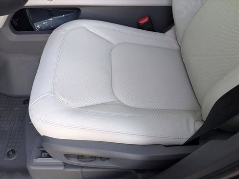 New 2026 Land Rover Defender 110 X-Dynamic SE image 4