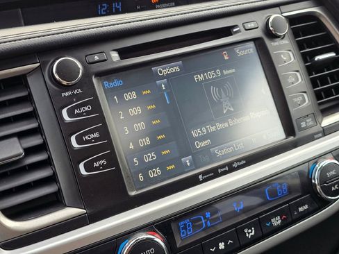 Used 2018 Toyota Highlander SE image 32