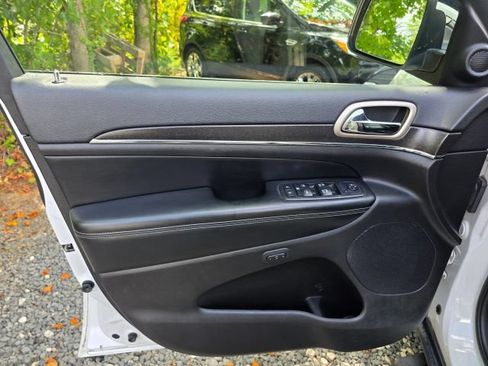 Used 2017 Jeep Grand Cherokee Limited RWD image 11