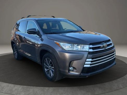 Used 2019 Toyota Highlander XLE FWD image 14