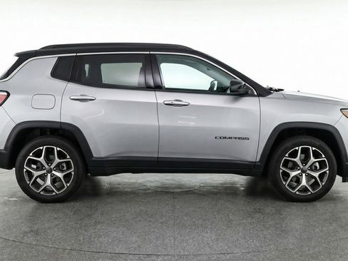 Used 2025 Jeep Compass Limited image 9