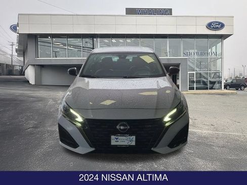 Used 2024 Nissan Altima 2.5 SR w/ SR Premium Package FWD image 2