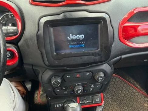 Used 2019 Jeep Renegade Trailhawk AWD/4WD image 9
