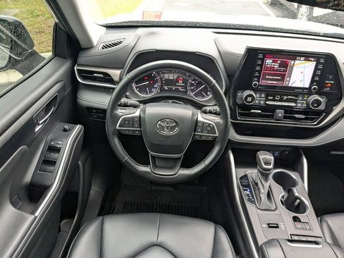 Used 2022 Toyota Highlander XLE FWD image 15