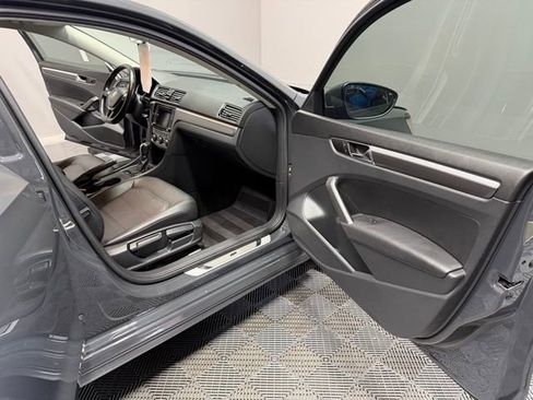 Used 2018 Volkswagen Passat 2.0T R-Line image 20