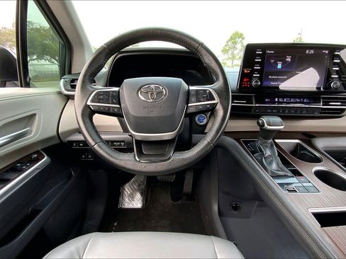 Used 2022 Toyota Sienna XLE image 6