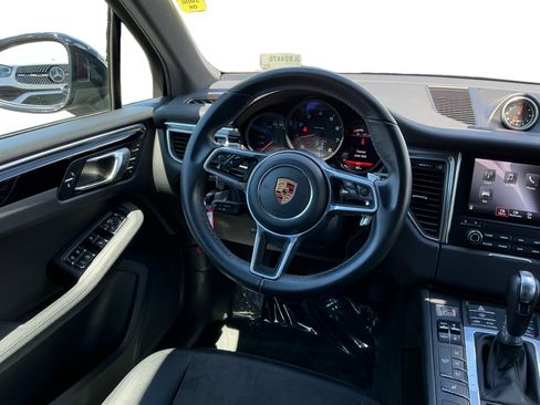 Used 2018 Porsche Macan AWD/4WD image 11