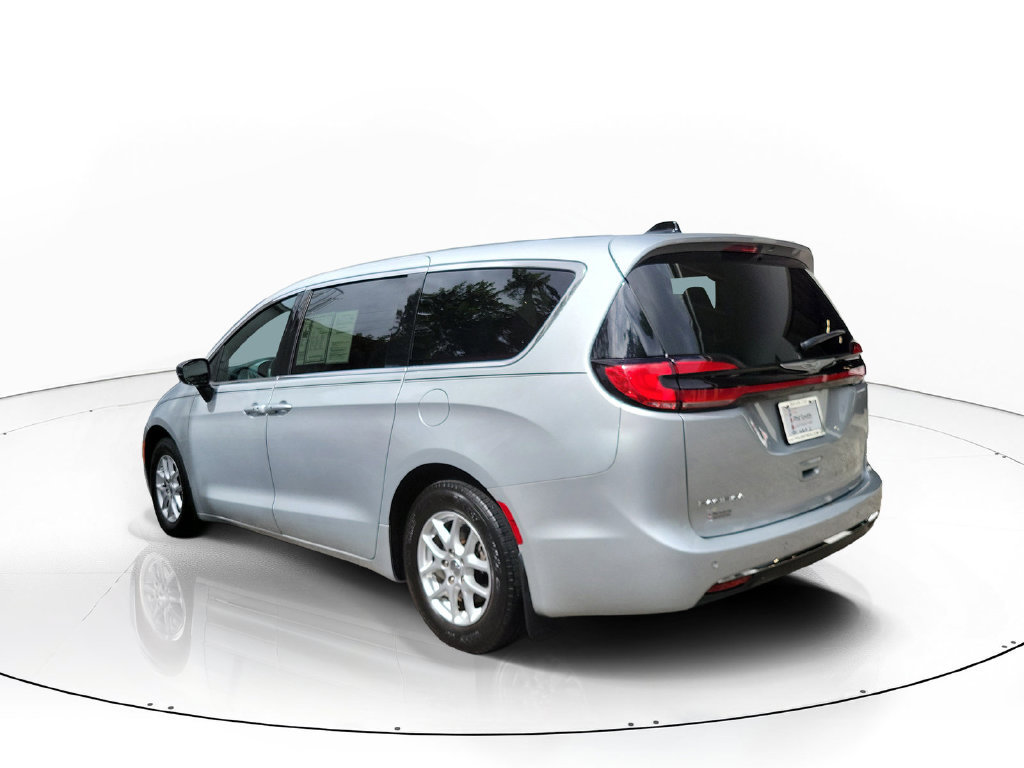Used 2024 Chrysler Pacifica Touring FWD image 6