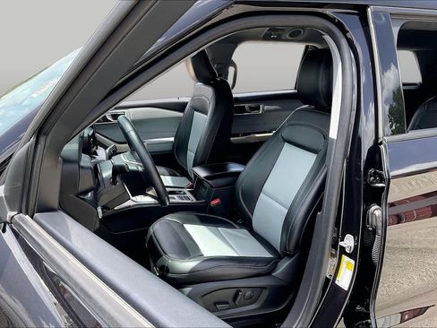 Used 2023 Ford Explorer XLT w/ Equipment Group 202A RWD image 8