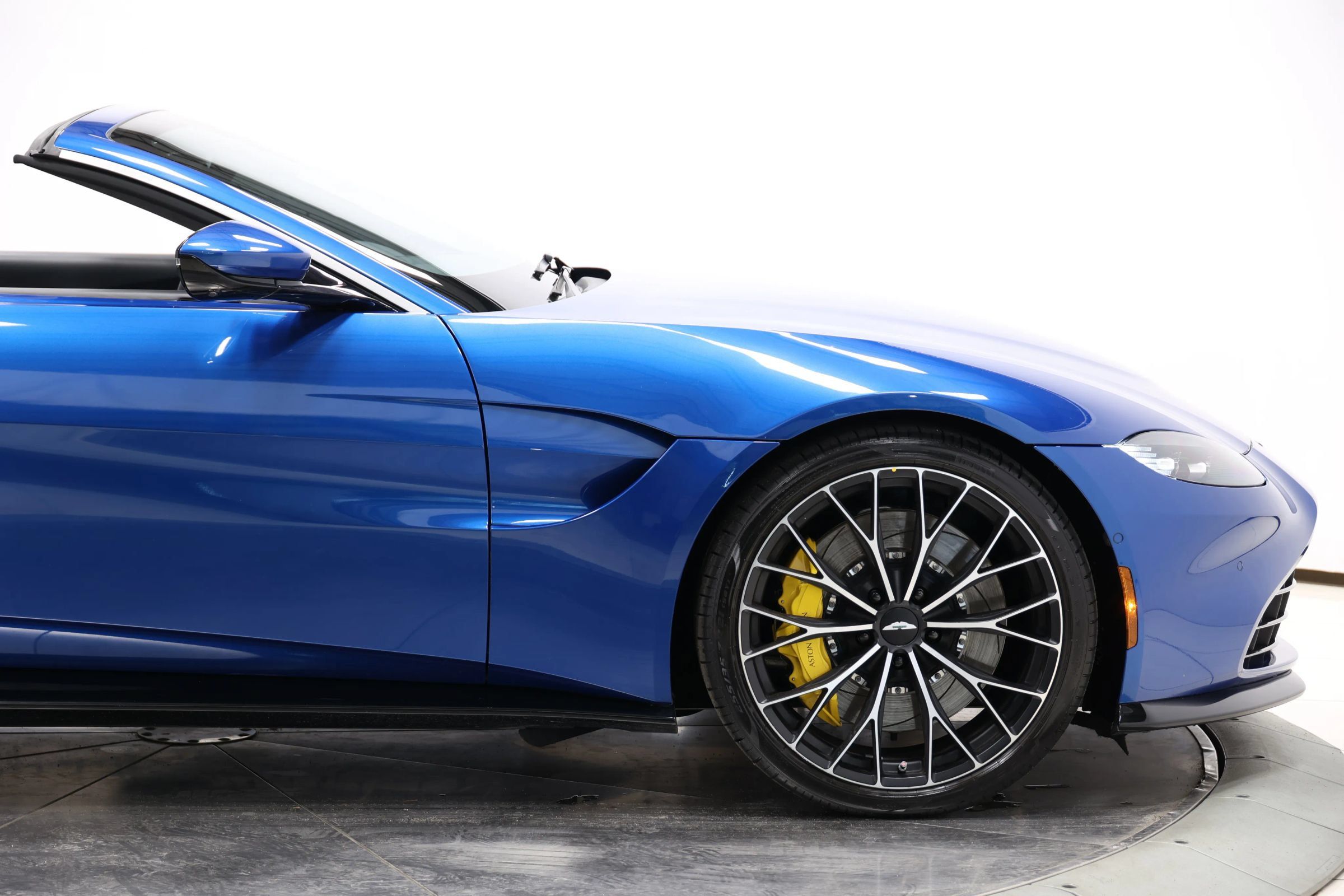 Used 2023 Aston Martin V8 Vantage Roadster RWD image 58