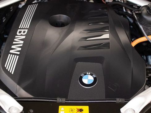 Used 2025 BMW X5 xDrive50e image 4