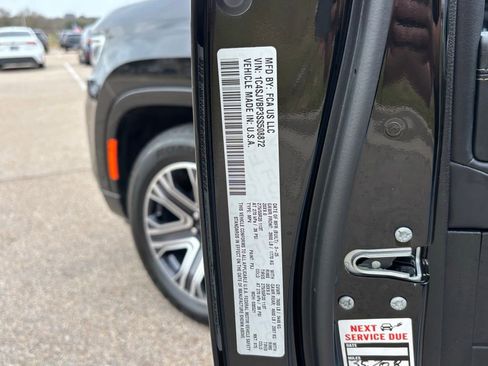 Used 2025 Jeep Wagoneer Series II w/ 8-Passenger Seating Package image 31