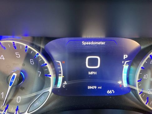 Used 2024 Chrysler Pacifica Limited image 36