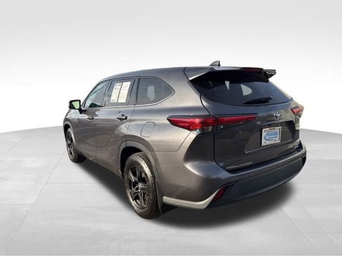 Used 2022 Toyota Highlander LE image 7