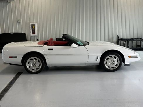 Used 1996 Chevrolet Corvette Convertible RWD image 3