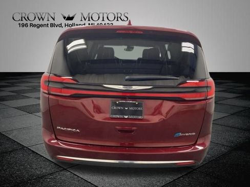 Used 2022 Chrysler Pacifica Touring-L image 5