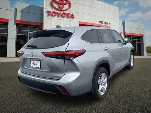 Used 2023 Toyota Highlander LE AWD/4WD image 3