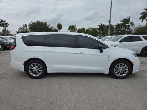 New 2026 Chrysler Pacifica Limited FWD image 4