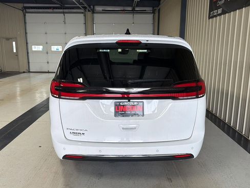 New 2026 Chrysler Pacifica Select image 8