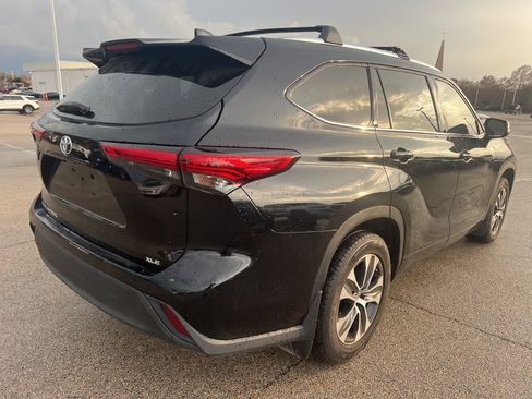 Used 2021 Toyota Highlander XLE image 4