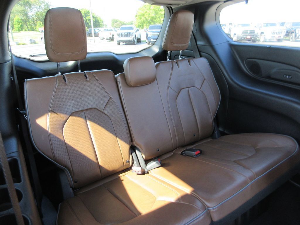 Used 2019 Chrysler Pacifica Limited w/ Tire & Wheel Group FWD image 27