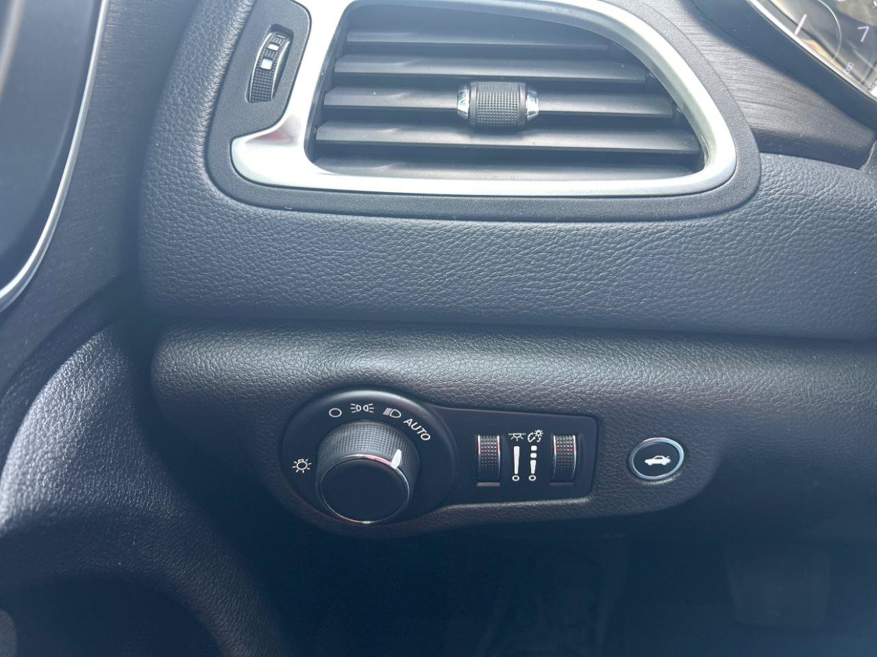 Used 2016 Chrysler 200 Limited w/ Convenience Group FWD image 16